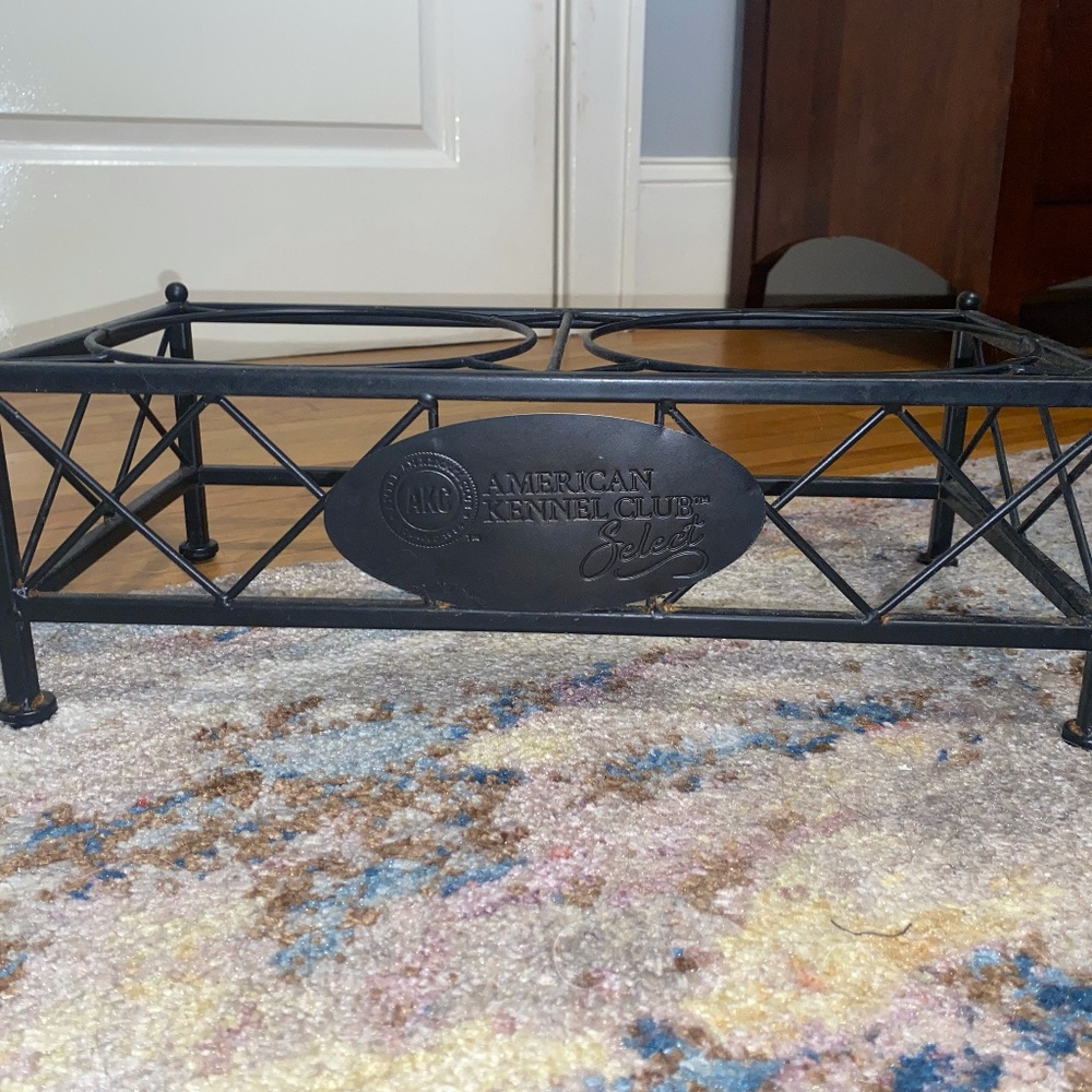 Black metal dog bowl holder